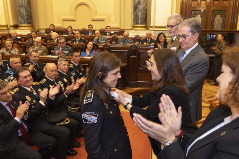 La alcaldesa de A Coruña reivindica la «profesionalidad» de los agentes en el Día de la Policía Local