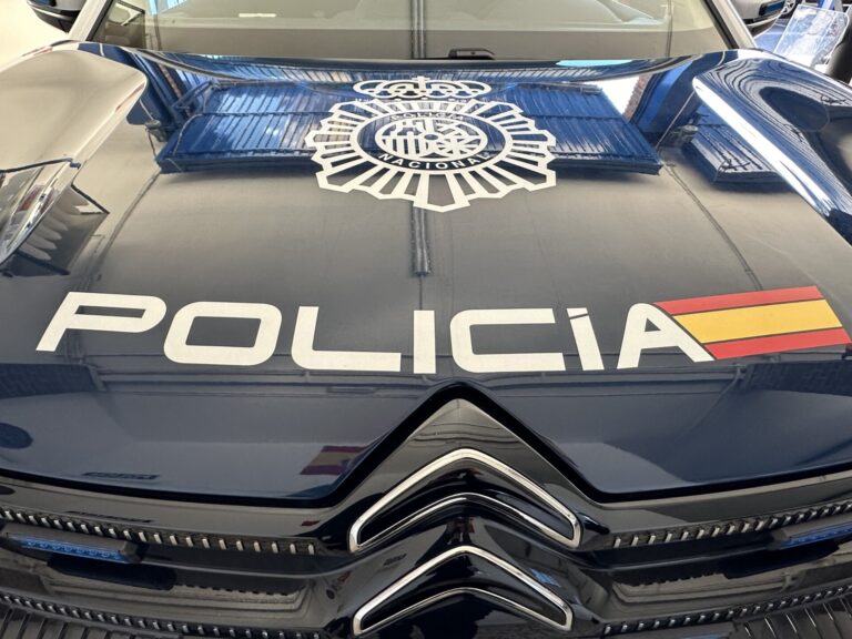 Tres detenidos en Ribeira (A Coruña) por tráfico de drogas, después de tratar de huir y embestir a un coche policial