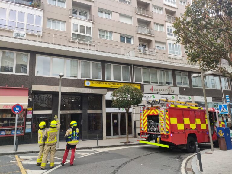 Un incendio en una campana extractora en un piso en Santiago moviliza a los bomberos