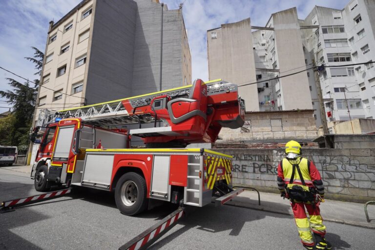 Minuto de silencio y sirenas en honor al bombero fallecido en Vigo en un derrumbe mientras inspeccionaba un edificio