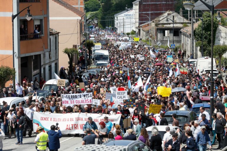 Miles de personas claman en Palas (Lugo) contra la fábrica de Altri: «Es un atentado a nuestra manera de vivir»