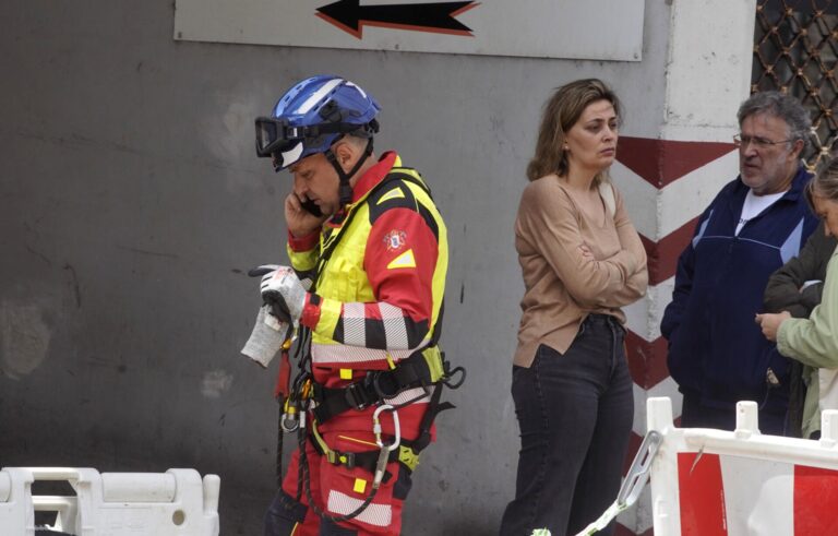 Tres minutos de silencio en el Pleno de Vigo en recuerdo del bombero fallecido el sábado cuando trabajaba