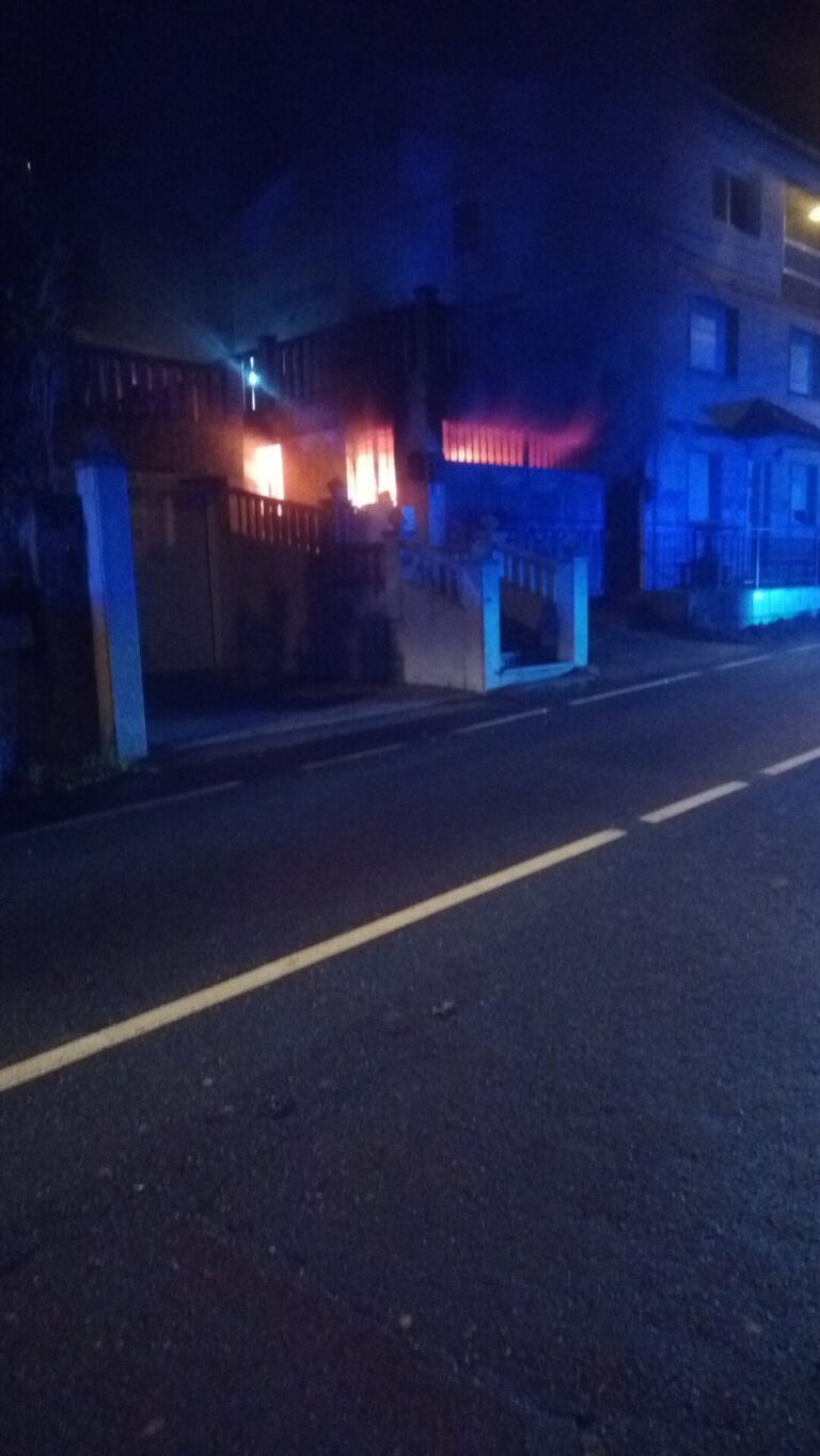 Dos heridos tras desalojar un edificio en Vigo a causa de un incendio en un garaje