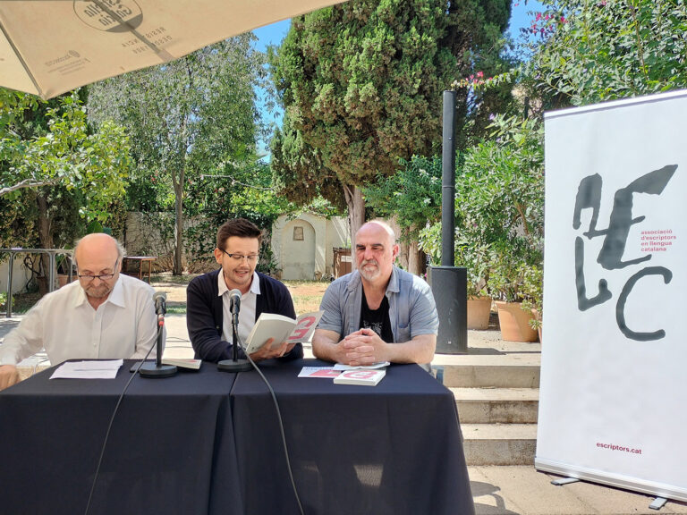 Las asociaciones de escritores en catalán, vasco y gallego reclaman la protección y promoción de sus lenguas