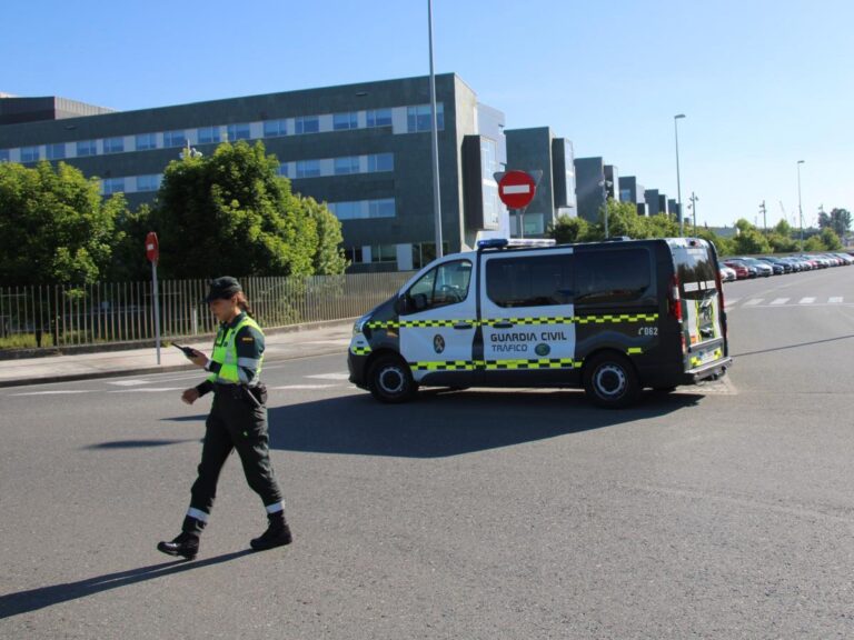 La Guardia Civil escolta de Monforte a Lugo una ambulancia con un recién nacido en incubadora