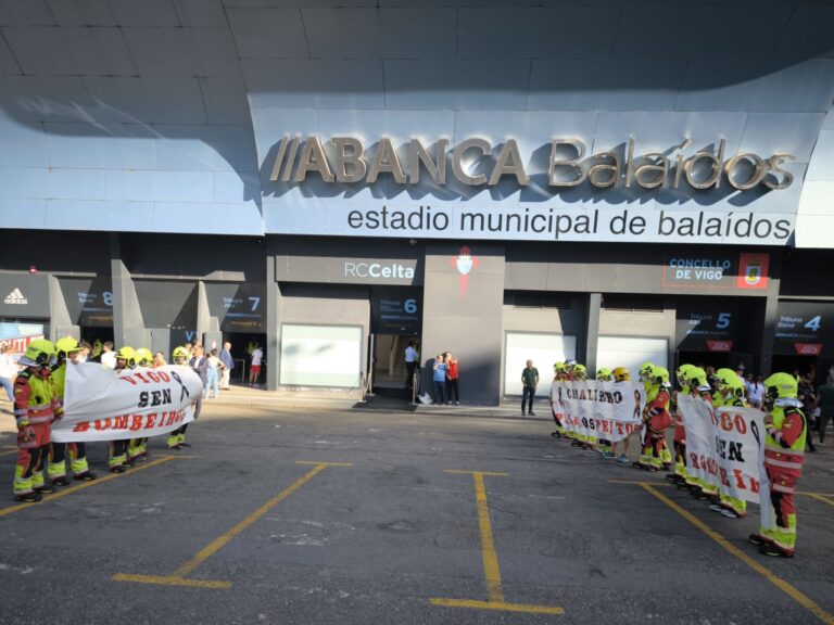 La plataforma Vigo Sen Bombeiros recibe al alcalde en Balaídos con pancartas de protesta por la falta de efectivos