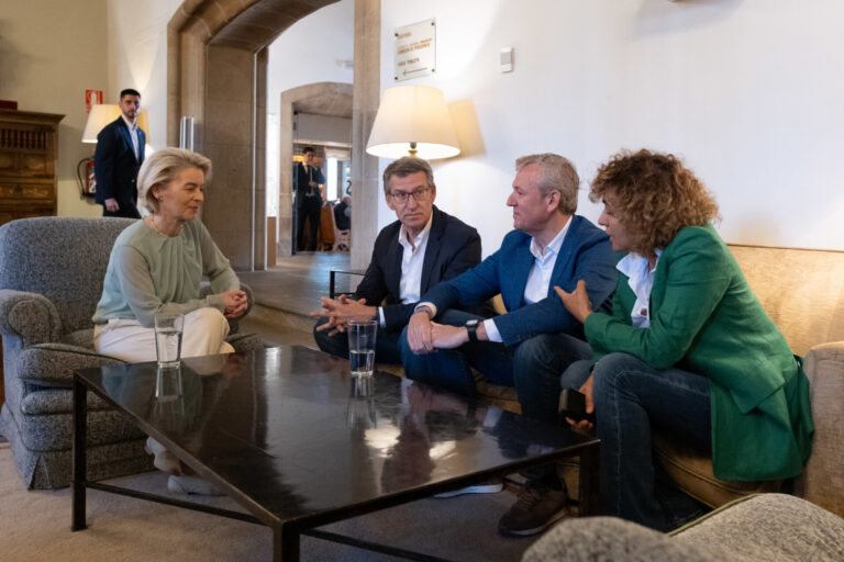 Ursula von der Leyen mantiene en Santiago un encuentro con Alberto Núñez Feijóo y otros dirigentes populares