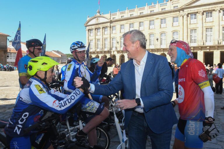 Alfonso Rueda recibe a miembros de DisCamino a su llegada a la Praza do Obradoiro