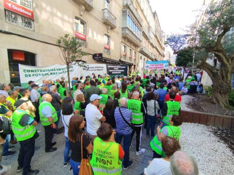 Vecinos de Mos se concentran ante la sede del Celta contra el «vertido contaminante» de la ciudad deportiva