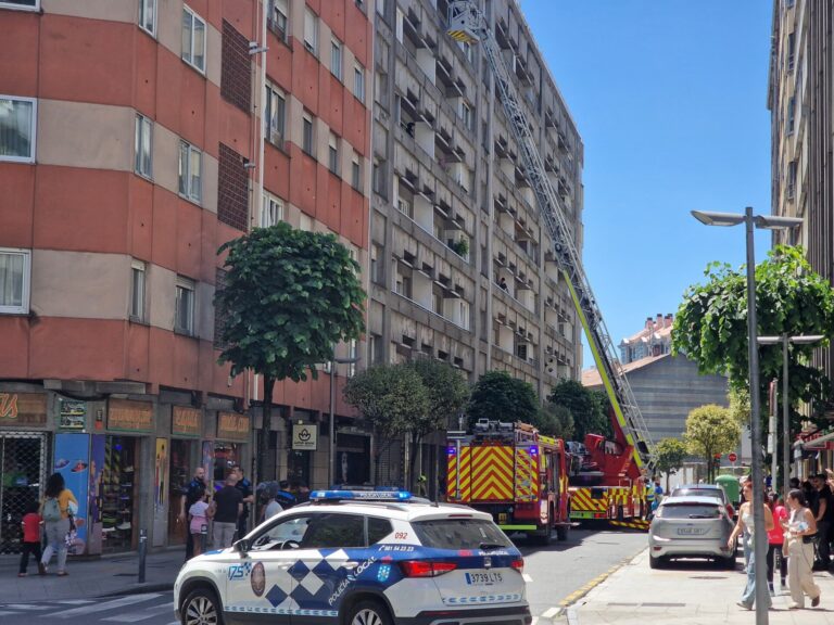 Un incendio en una cocina de un piso de Santiago obliga a desalojar a tres personas