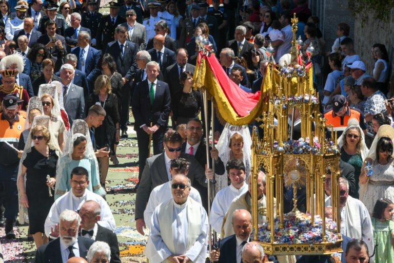 Ponteareas celebra el Corpus Christi, que este año cuenta con 29 alfombras de flores
