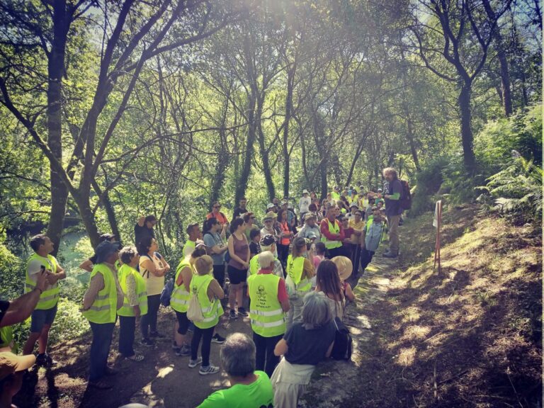 Una caminata por la senda fluvial del Lérez reivindica la riqueza natural «amenazada» por la construcción de la A-57