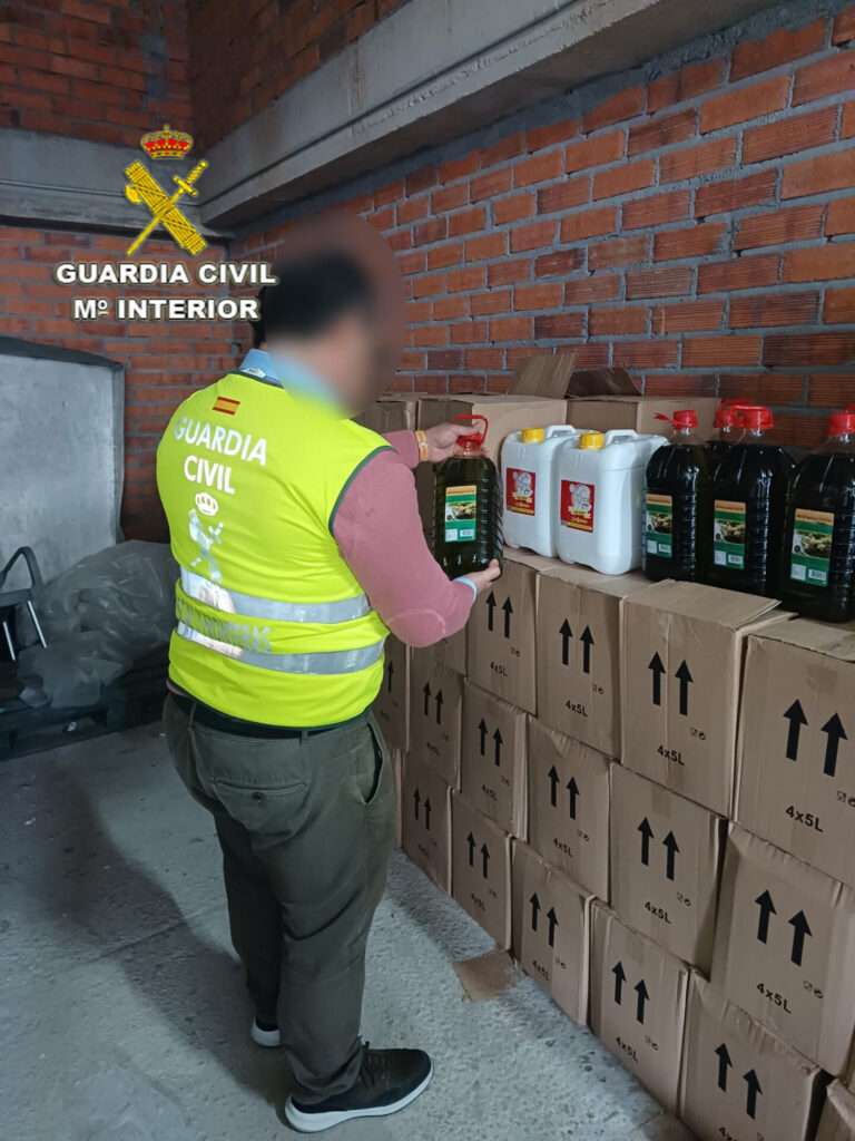 Intervenidos en Pontevedra 1.701 litros de aceite de oliva procedente de Portugal por irregularidades en el etiquetado