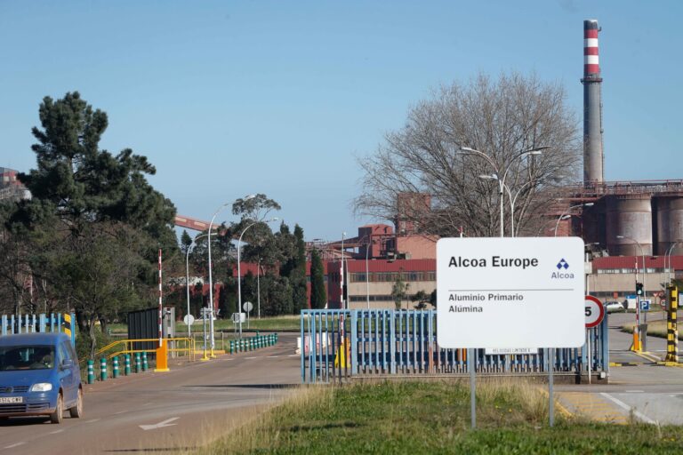 CC.OO. acusa a Alcoa de querer cerrar la planta de San Cibrao a través de «estafa» y «sabotaje»