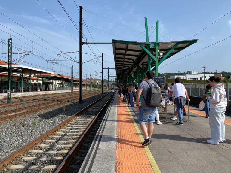 Una incidencia en un tren entre Vigo y A Coruña obliga a desalojar a los pasajeros en la estación de Vilagarcía