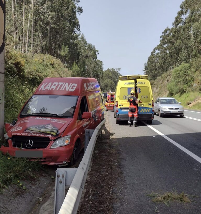 Rescatado el conductor de una furgoneta que se salió de la vía en la AG-41 en Sanxenxo (Pontevedra)