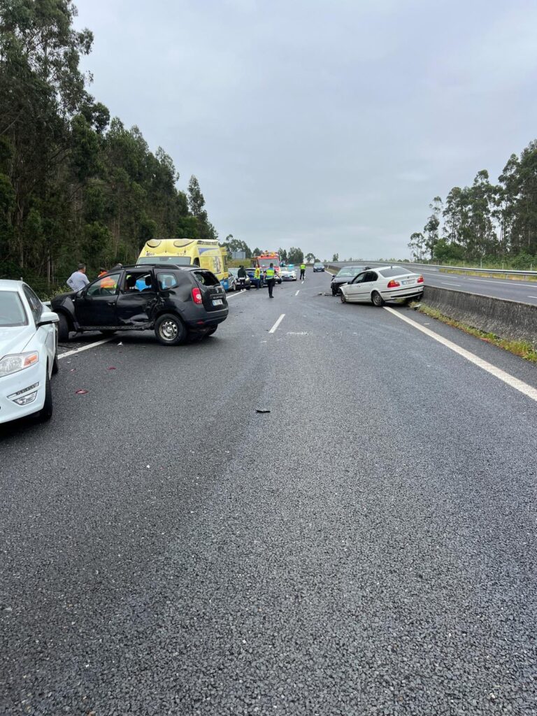 Un accidente con varios vehículos implicados corta la AG-11 a la altura de Rianxo (A Coruña)