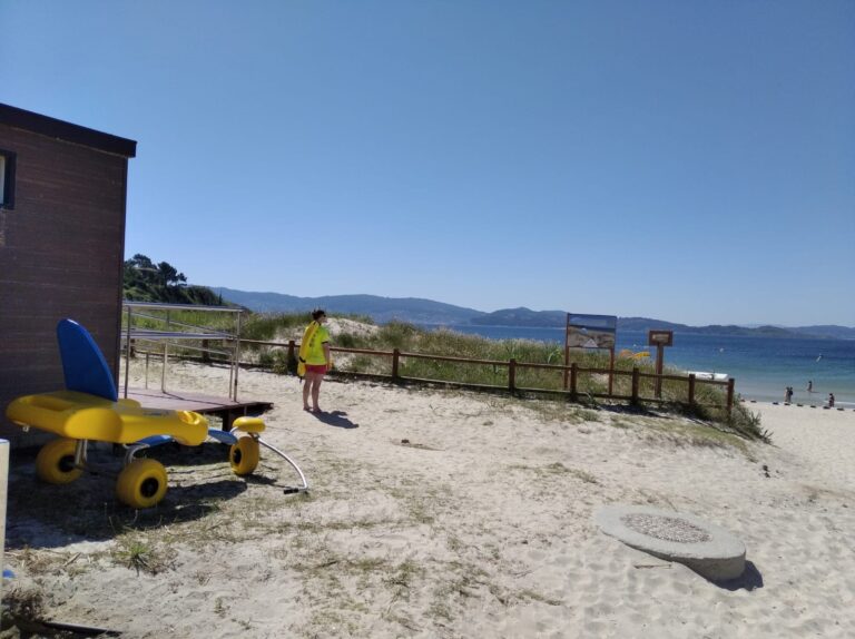 Ayuntamientos ultiman el servicio de socorrismo en playas, con demanda a la Xunta de ampliar ayudas