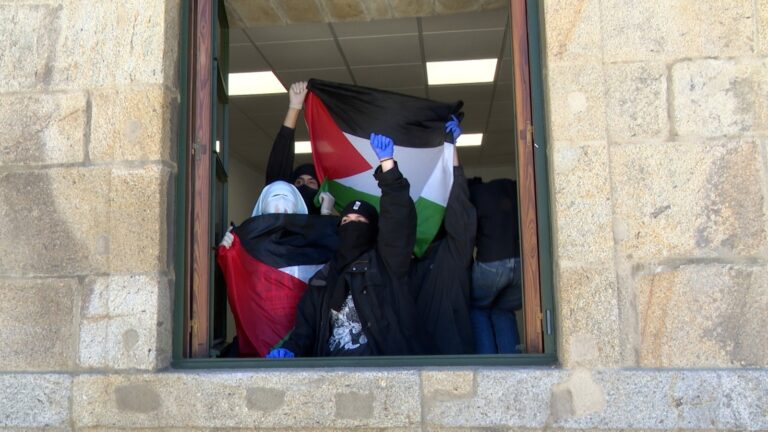 Un grupo de 20 personas se encierra en el rectorado de la USC para exigir la «ruptura de relaciones» con Israel