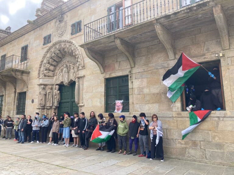 Estudiantes de la acampada pro Palestina mantienen su encierro en el rectorado de la USC e impiden entrar a trabajadores