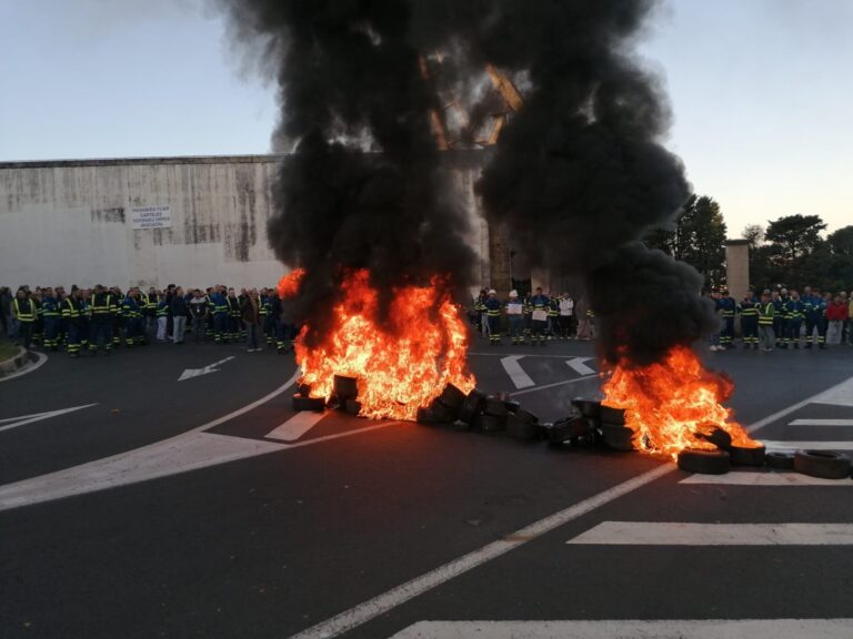 Trabajadores de Navantia Ferrol cortan el tráfico con una ‘barricada’ para pedir avances en la negociación del convenio
