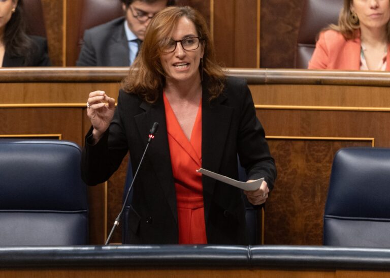 La ministra de Sanidad acusa al PP de querer utilizar a los residentes de último año como «mano de obra barata»