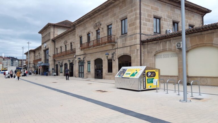 Las estaciones de tren de Ourense, Pontevedra y Vigo-Guixar estrenan aparcamiento para bicicletas y patinetes