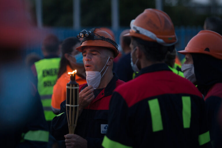 Los trabajadores de Alcoa en San Cibrao se reunirán en asamblea este martes para analizar la situación del complejo