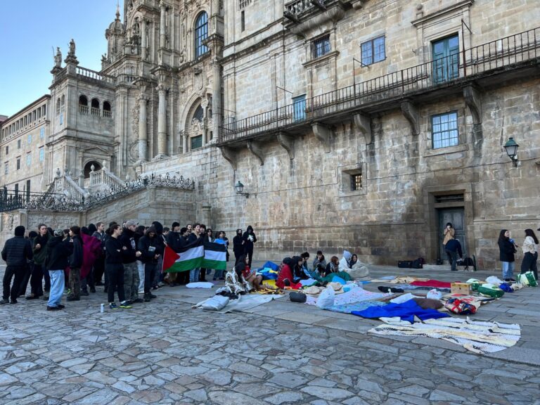 La protesta pro-Palestina abandona la Praza do Obradoiro tras una concentración con momentos de tensión con la Policía