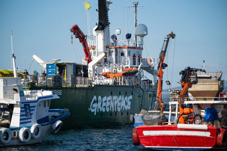 Greenpeace advierte de que la situación que vive la ría de Arousa es la «punta del iceberg» de lo que sucede en el mundo
