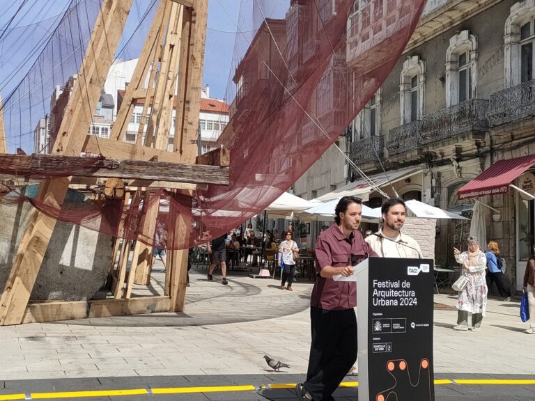 Arranca el festival TAC! de arquitectura con la presentación de ¡Qué faena(r)!, una gran batea en pleno centro de Vigo