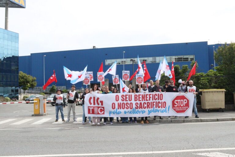 Delegados de la CIG se concentran en la sede de Indra en A Coruña en demanda de un «convenio digno»