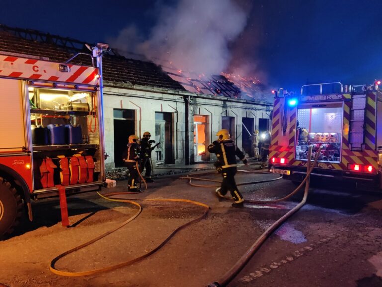 Arden varias viviendas y bajos deshabitados en Tui (Pontevedra)