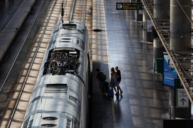 Los jóvenes que deseen viajar con descuento este verano pueden registrarse desde este lunes en la web de Transportes