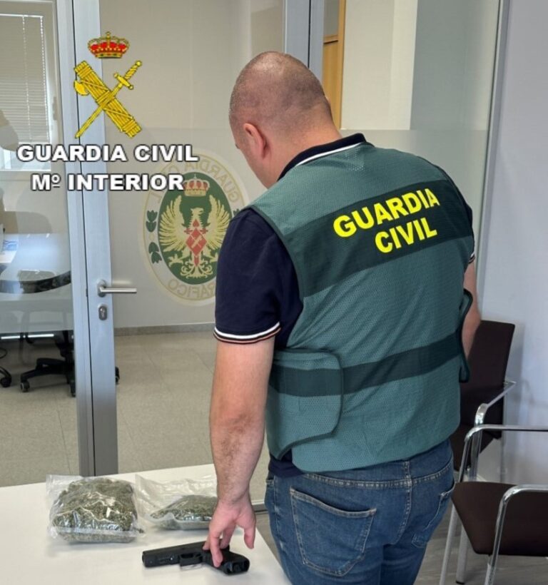 Detenidos dos vecinos de Vilagarcía tras huir de la Guardia Civil en un coche en el que llevaban marihuana