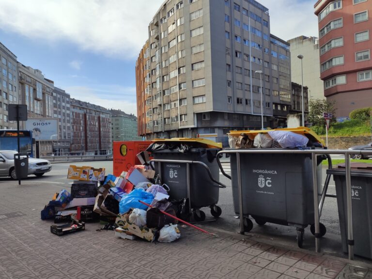 La alcaldesa de A Coruña emplaza al STL y concesionarias de la basura y limpieza viaria a un acuerdo que evite la huelga