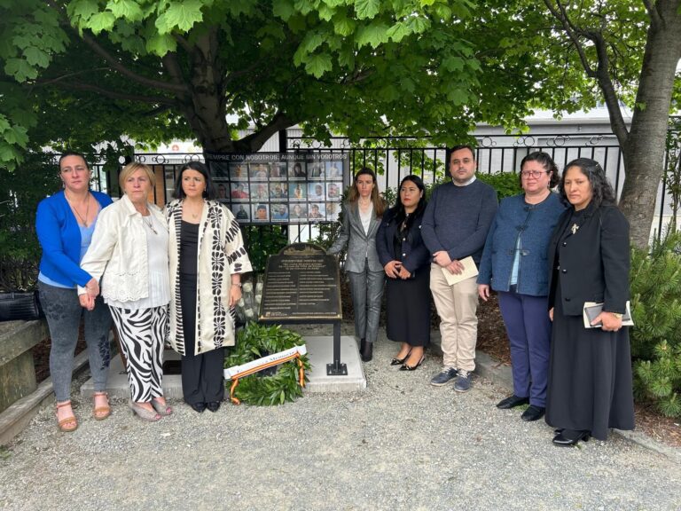 Terranova (Canadá) homenajea a las víctimas del Pintanxo con una placa con los nombres de los 21 fallecidos