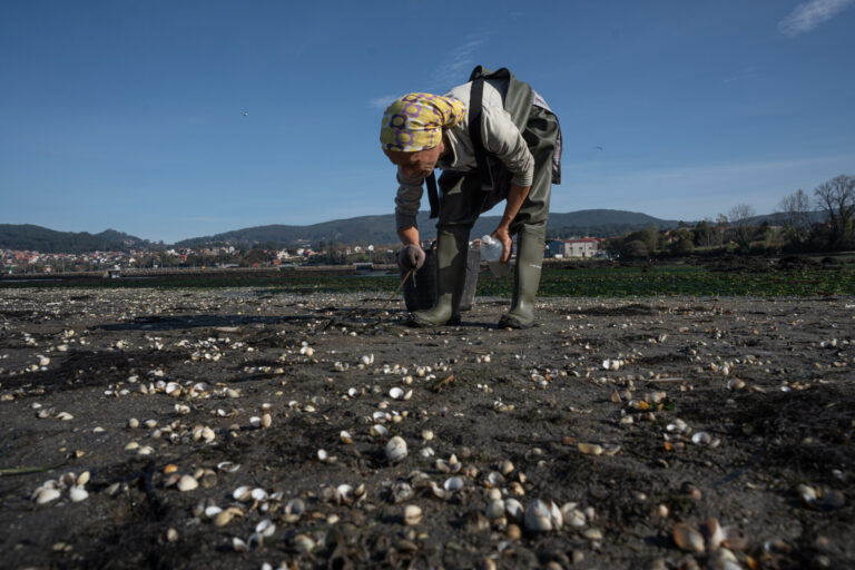 Pesca.- Mariscadoras de Arcade refuerzan la vigilancia de sus bancos marisqueros para salvaguardar el producto