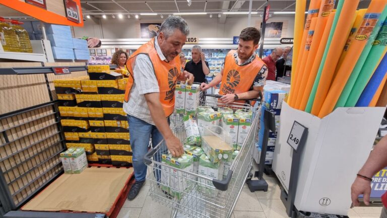 UU.AA. protesta en un supermercado de Lidl en Santiago para que se retiren ofertas de leche a 73 céntimos