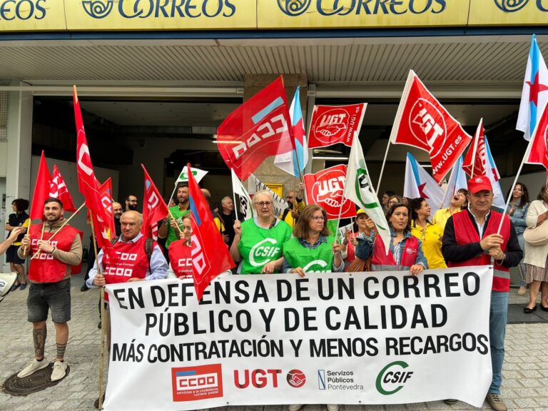 Trabajadores se concentran en Vigo para denunciar el déficit de personal en Correos