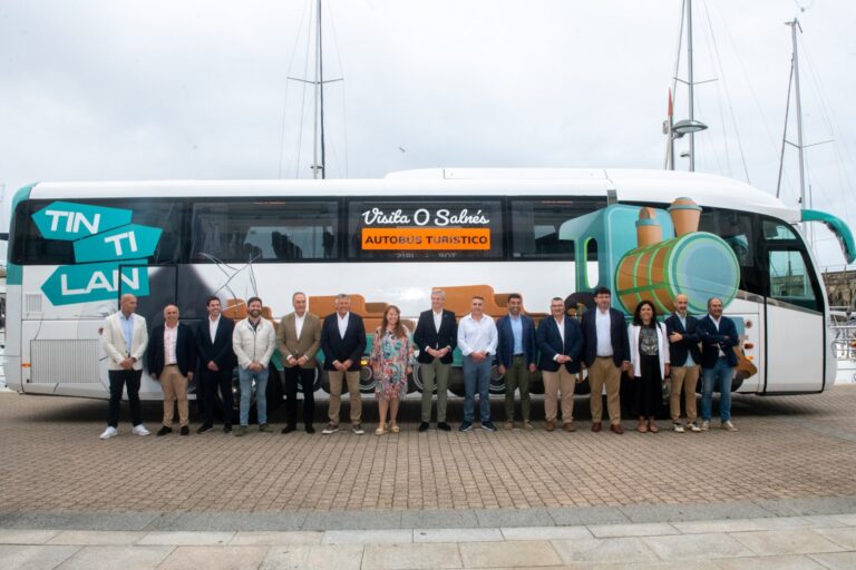 El primer bus turístico por la comarca de O Salnés recorrerá más de 100 kilómetros con casi 30 paradas