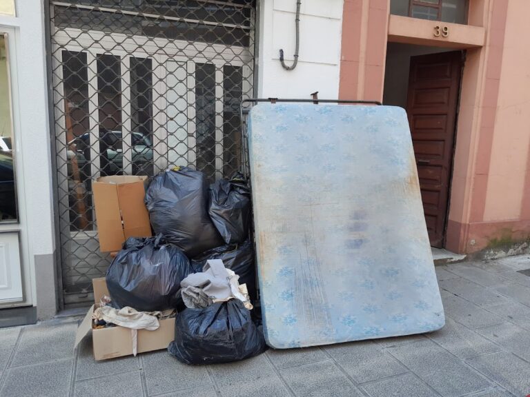 Denunciada una persona en Lugo por depositar enseres y basura en la vía pública sin avisar a los servicios de limpieza