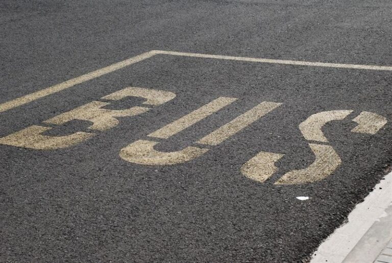 Pleno.- El PSdeG reprocha «falta de planificación» en el transporte público a la Xunta, que defiende las mejoras