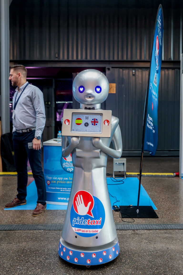 Digital.- Expertos piden impuestos por el uso de inteligencia artificial y control para defender el empleo humano