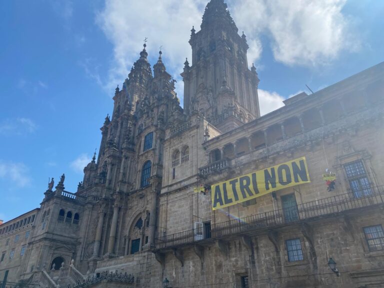 Despliegan una pancarta contra Altri en la catedral de Santiago: «Es una bomba ecológica en el corazón de Galicia»