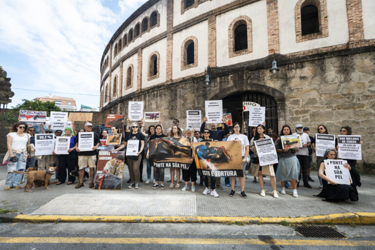 Colectivos animalistas protestan ante la plaza de toros de Pontevedra contra una becerrada «que la Xunta permite»