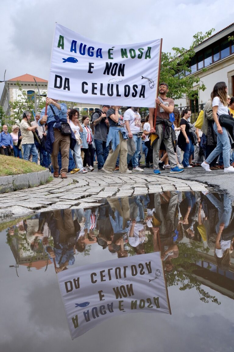 Miles de personas rodean San Caetano al grito de ‘Altri Non’ para exigir a la Xunta que paralice el proyecto