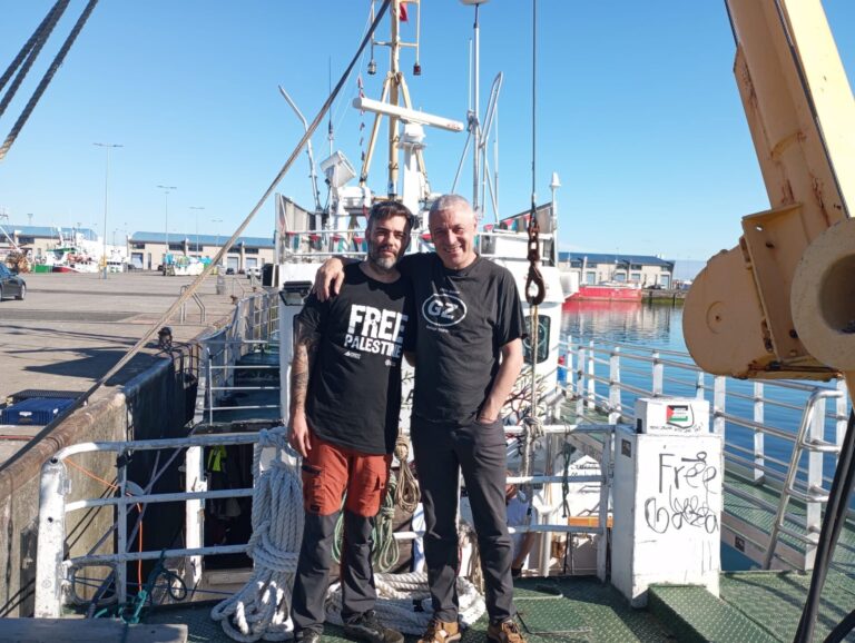 El barco de la Flotilla de la Libertad zarpa del puerto de A Coruña rumbo a Cascais (Portugal) en su ruta hacia Gaza