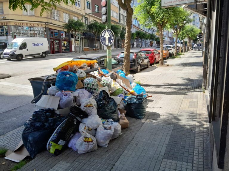 La basura se acumula en las calles de A Coruña con convocatorias de paros del personal y sin acuerdo