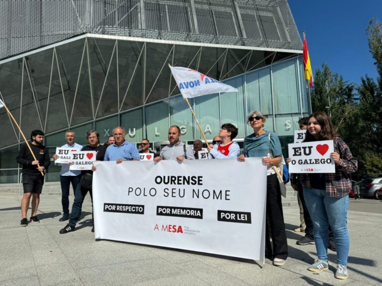 A Mesa se concentra en los juzgados de Ourense en apoyo a dos investigados por pintar una valla con toponimia deturpada
